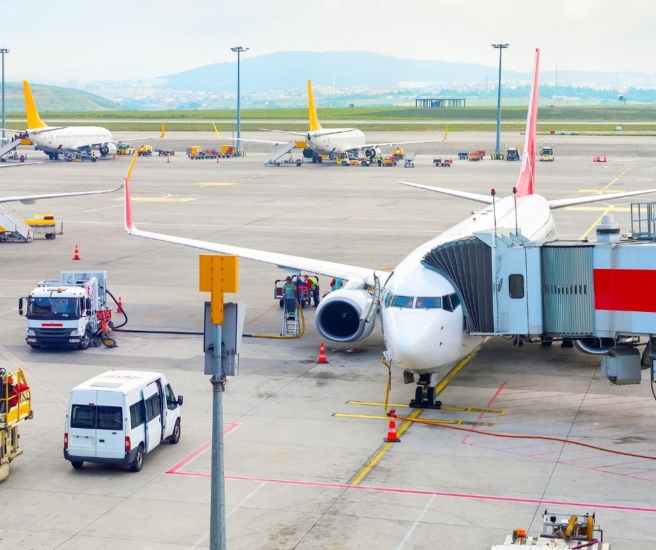 Durante o trânsito de uma aeronave várias operações ocorrem simultaneamente para que o tempo de solo seja otimizado o máximo possível, por exemplo durante o desembarque dos passageiros está ocorrendo, outros serviços estão em operação.